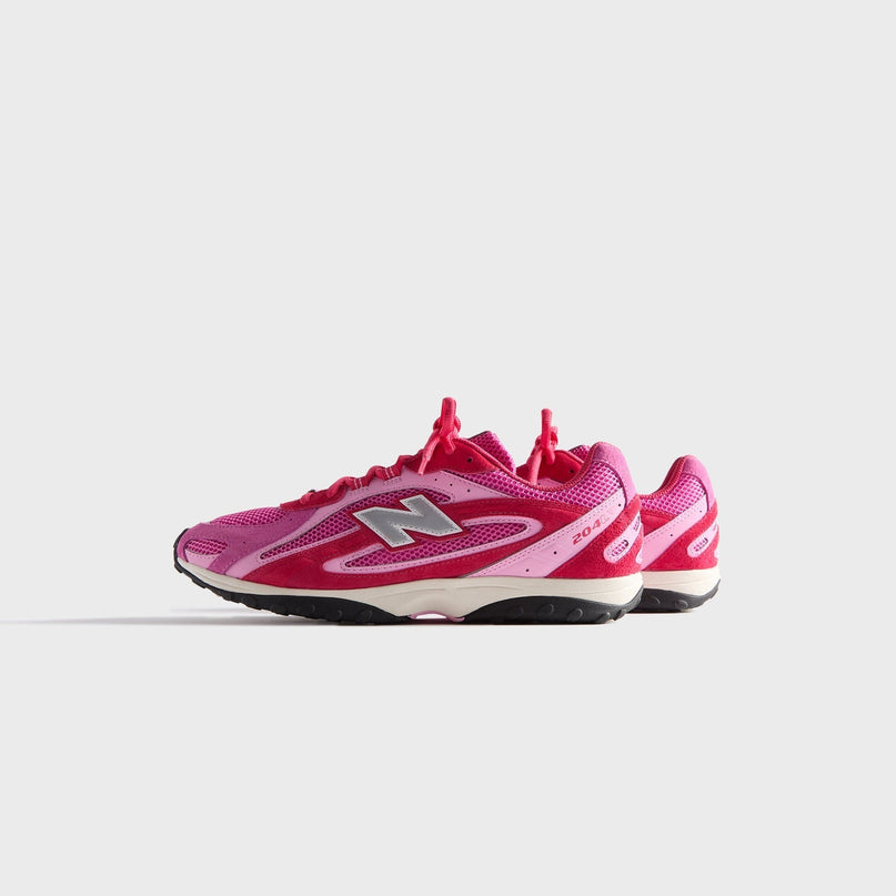 Roze New Balance 204L Kith sneakers van CAPE EXCLUSIVES met witte details en witte zool, rechtsonderzicht op witte achtergrond