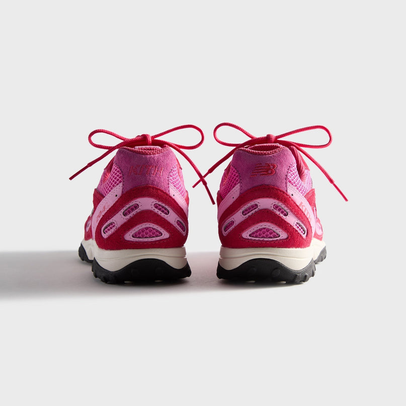 Roze New Balance 204L Kith sneakers van CAPE EXCLUSIVES met witte details en sportieve uitstraling.