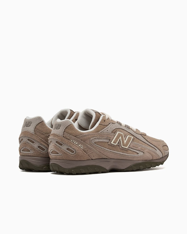 Sneakers van New Balance 204L Mushroom Arid Stone, CAPE EXCLUSIVES, met grijze en bruine tinten en sportieve details.