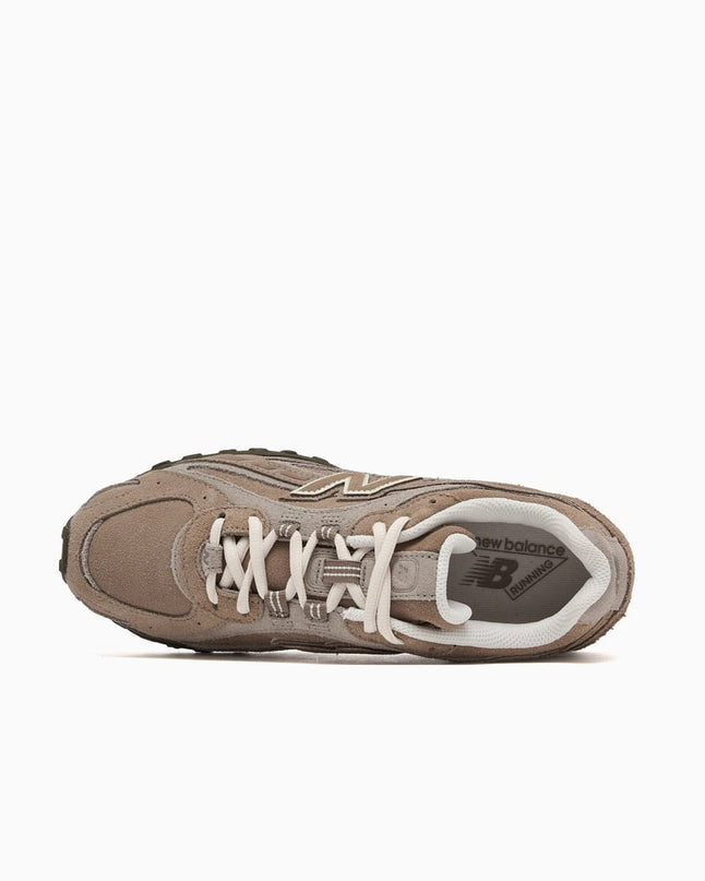 Sneakers van New Balance 204L in Mushroom Arid Stone met neutrale kleuren en sportief ontwerp, afgebeeld op een witte achtergrond.
