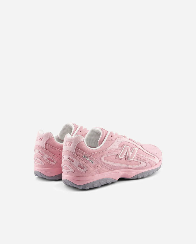 Roze New Balance 204L sneakers van CAPE EXCLUSIVES met pastelkleuren en comfortabele pasvorm, perfect voor casual dragen.