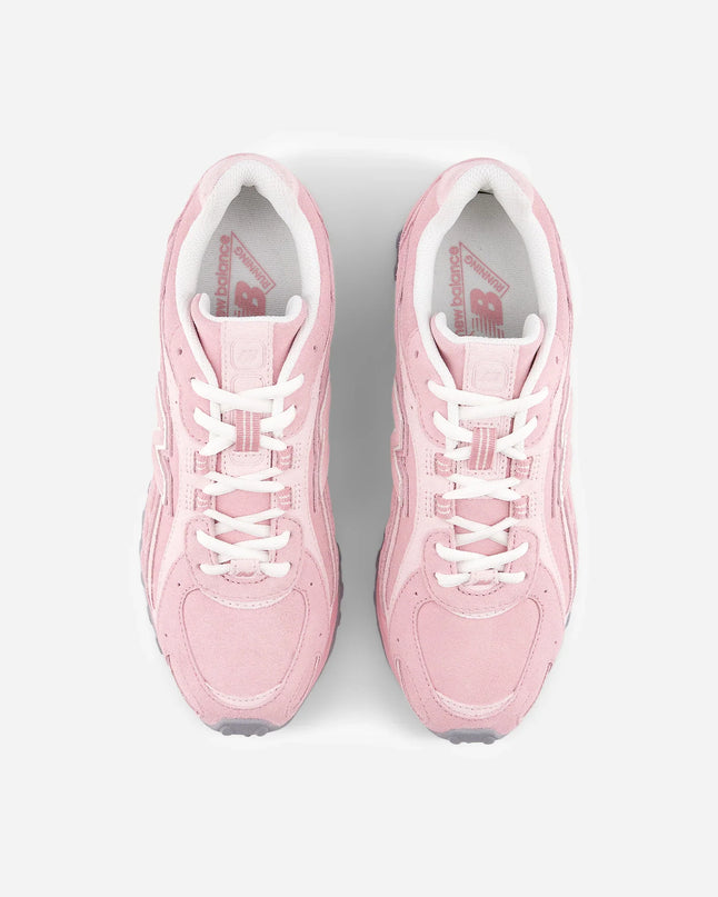 Roze New Balance 204L sneakers van CAPE EXCLUSIVES met pastelkleur, zichtbaar op een afbeelding met witte zolen en sportieve uitstraling.