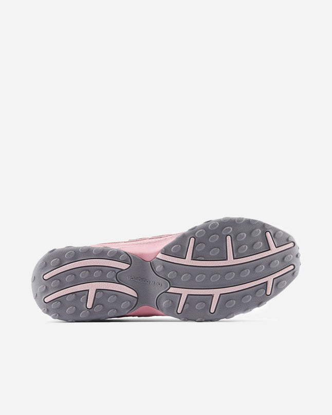 Roze New Balance 204L sneakers van CAPE EXCLUSIVES, close-up van de pastel roze schoen met witte zool en sportieve details.