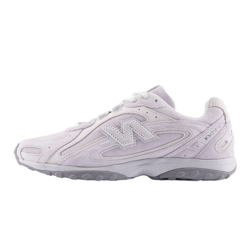 Lichte grijze New Balance 204L sneakers van CAPE EXCLUSIVES met witte details en een sportieve uitstraling.