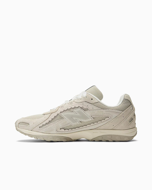 Sportieve New Balance 204L sneakers in Sea Salt kleur van CAPE EXCLUSIVES, met witte en grijze details.