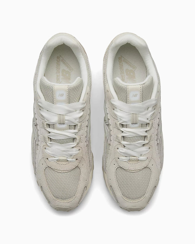 CAPE EXCLUSIVES New Balance 204L sneakers in Sea Salt kleur, wit en grijs met sportieve details en witte zolen.