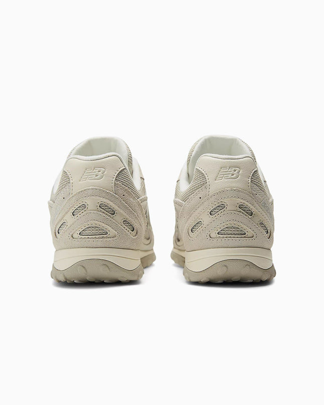 Sneakers van CAPE EXCLUSIVES in Sea Salt van New Balance 204L met witte en grijze details, geschikt voor casual dragen.