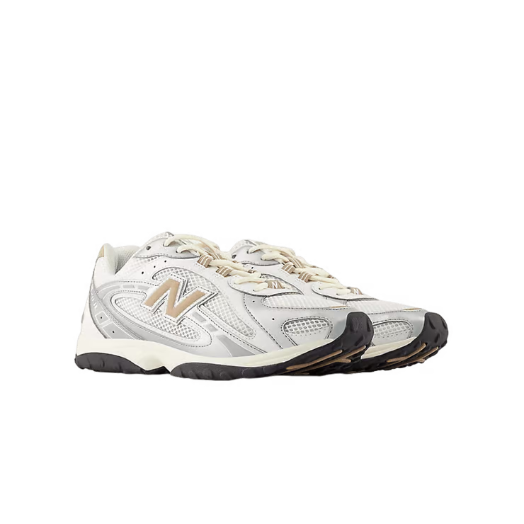 Zilveren metallic New Balance 204L sneakers met taupe details, CAPE EXCLUSIVES, close-up van de schoenen op een witte achtergrond