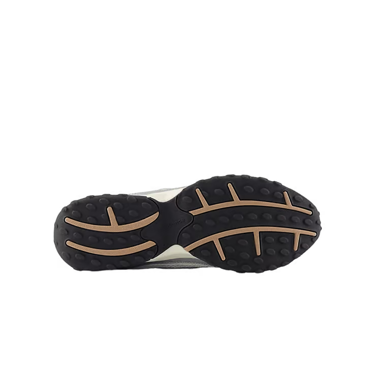 Zilveren metallic New Balance 204L sneakers met flat taupe details, CAPE EXCLUSIVES, op een witte achtergrond.