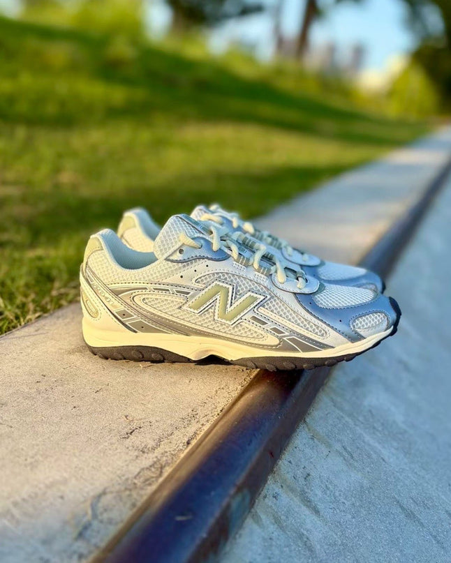 Sierlijke New Balance 204L sneakers in zilver metallic en saliegroen, CAPE EXCLUSIVES, met sportieve details en witte zool.
