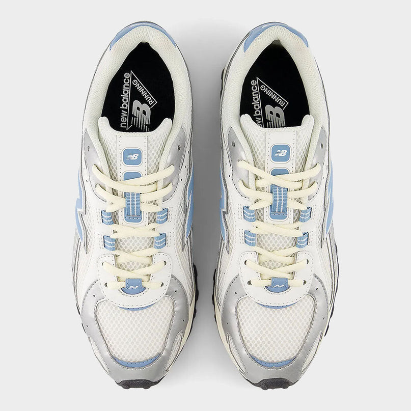 Nieuwe Balance 204L sneakers in zilver metallic sky, CAPE EXCLUSIVES, met glanzende afwerking en sportieve stijl