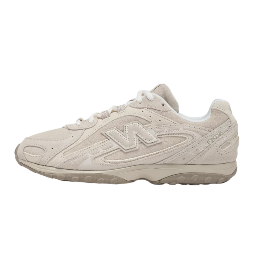 Lichte New Balance 204L Timberwolf sneakers van CAPE EXCLUSIVES met zwart en grijs ontwerp en sportieve uitstraling.
