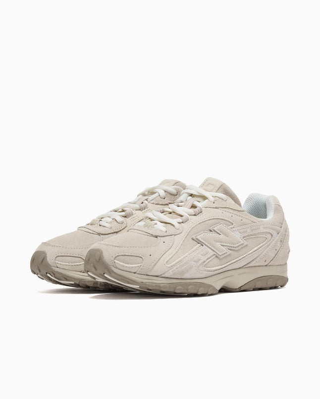 Sneakers van New Balance 204L Timberwolf in grijs en zwart, CAPE EXCLUSIVES, met sportieve uitstraling en witte zool.