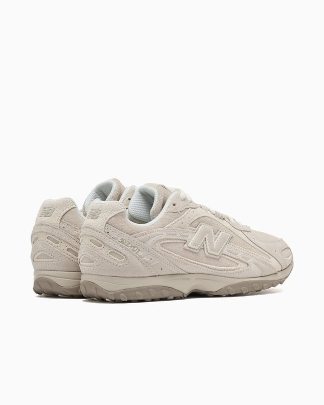 Sneakers van New Balance 204L Timberwolf in grijs en zwart, met witte zool, door CAPE EXCLUSIVES.