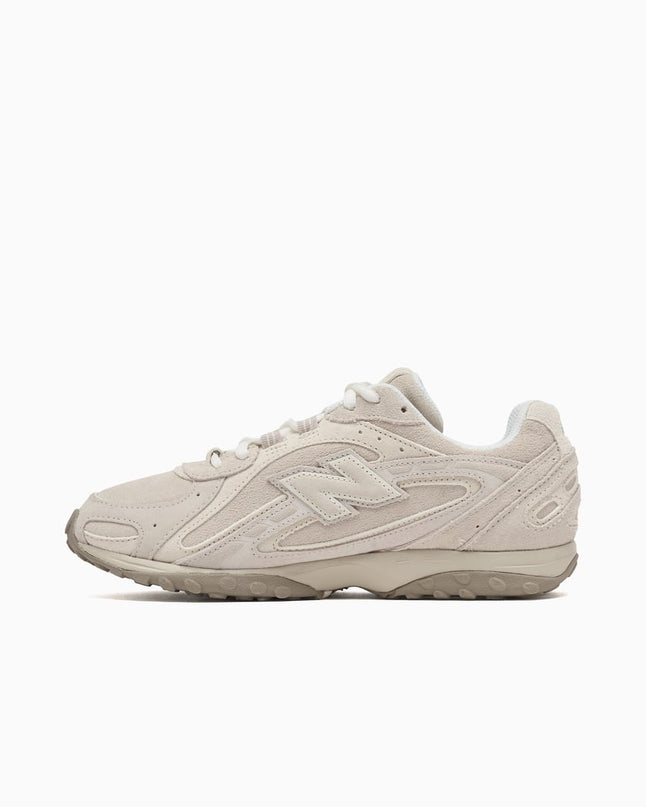 Lichte New Balance 204L Timberwolf sneakers van CAPE EXCLUSIVES met grijze en beige details, zichtbaar op de foto
