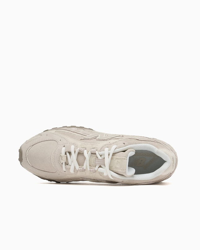 Zwarte New Balance 204L Timberwolf sneakers van CAPE EXCLUSIVES, close-up van de schoenen met leren en mesh details.