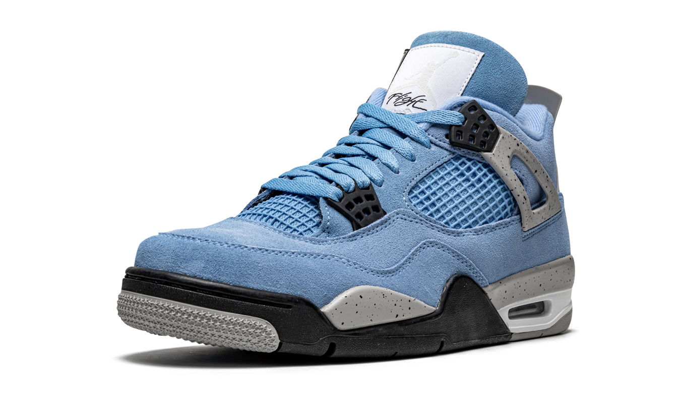 Air Jordan 4 Retro "University Blue" schoenen in wit en blauw met zwarte accenten, zicht op de voorkant van de sneakers