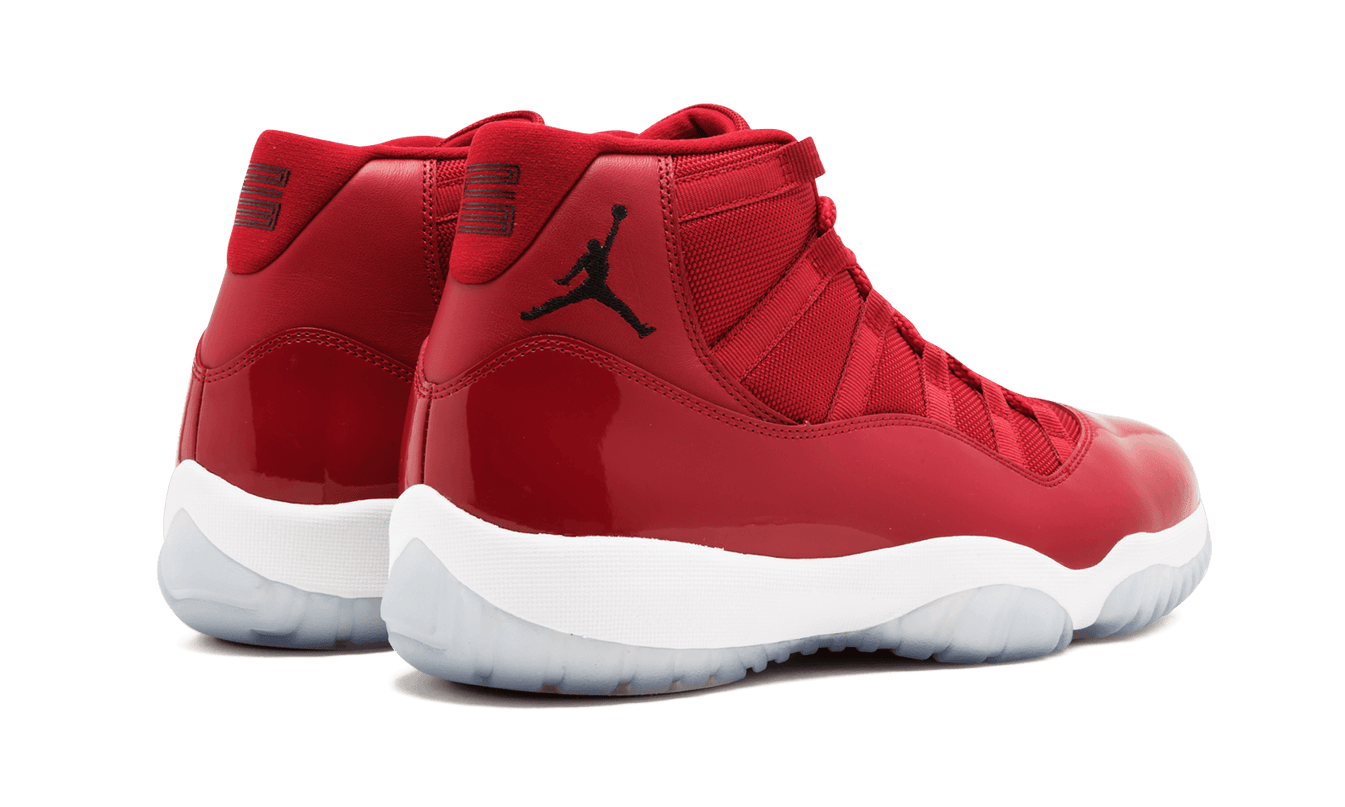 Lucht Jordan 11 Retro "Win Like 96" schoenen, zwart en glanzend materiaal met witte details, zichtbaar op de afbeelding