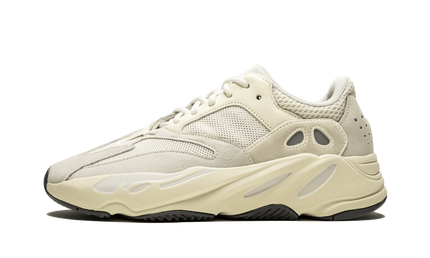 Zwarte Yeezy Boost 700 "Analog" sneakers van Mijn winkel met gewatteerde details en dikke zool.