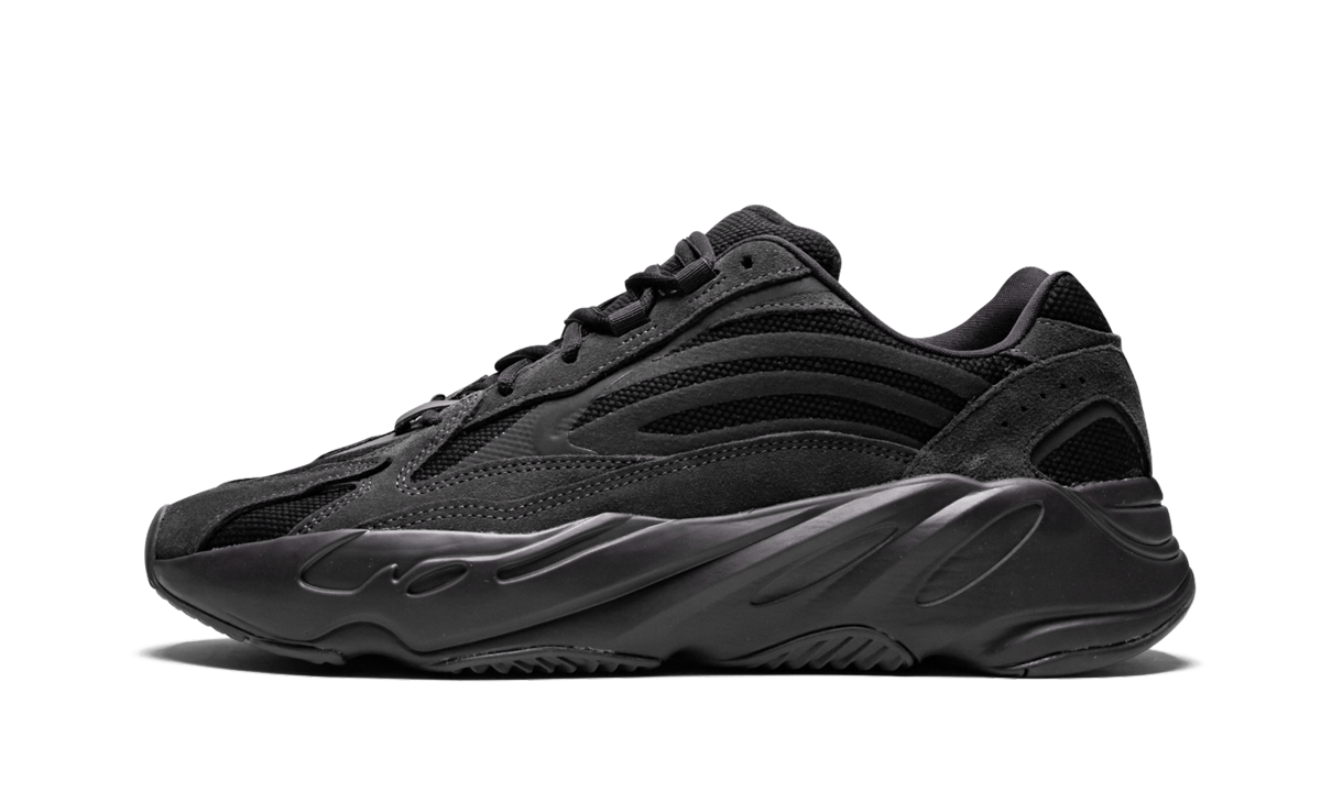 Zwarte Yeezy Boost 700 V2 schoenen van Mijn winkel, close-up van het zwarte sneakerontwerp met dikke zool en ademend bovenmateriaal