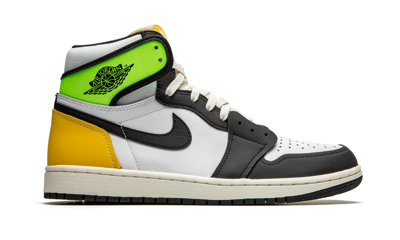 Leren Air Jordan 1 Retro High OG schoenen in geel en goud met witte details, zichtbaar van de zijkant.