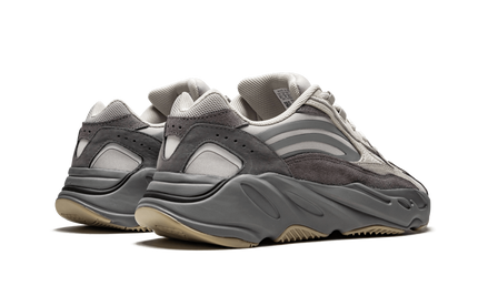 Witte en grijze Yeezy Boost 700 V2 sneakers met dikke zolen en sportieve uitstraling, afgebeeld op een witte achtergrond