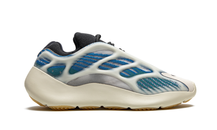 Zwarte Yeezy 700 V3 "Kyanite" sneakers met blauwe accenten en sportieve uitstraling, zichtbaar op de afbeelding.