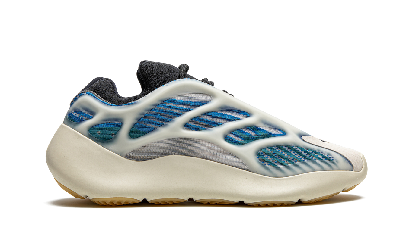 Zwarte Yeezy 700 V3 "Kyanite" sneakers met blauwe accenten en sportieve uitstraling, zichtbaar op de afbeelding.