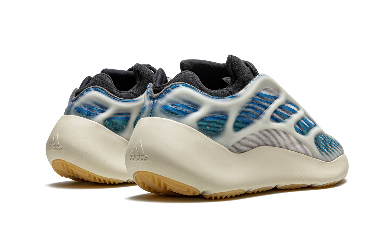 Witte en blauwe Yeezy 700 V3 "Kyanite" sneakers van mijn winkel, close-up van de schoenen met details en textuur zichtbaar