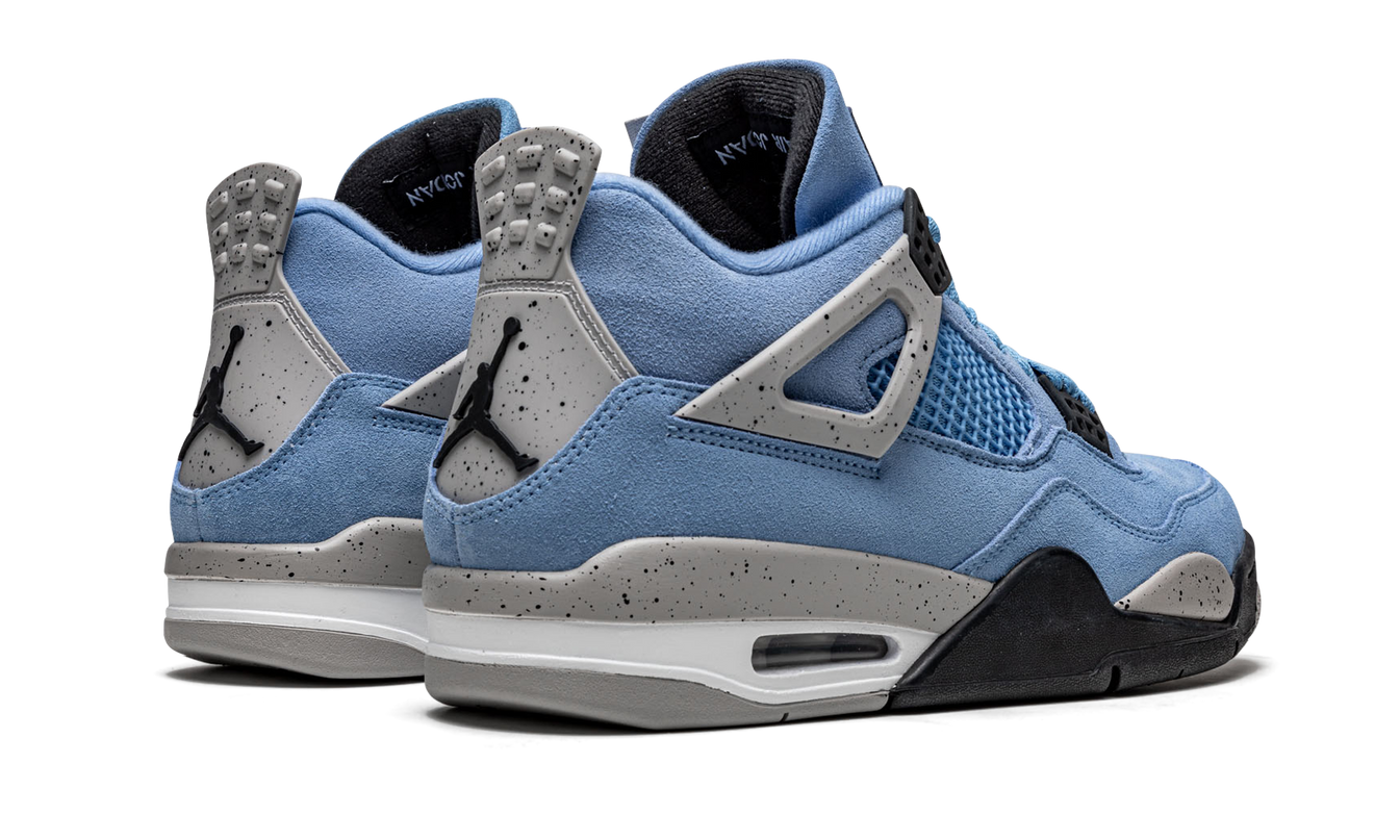 Lichte blauwe Air Jordan 4 Retro sneakers van Mijn winkel, close-up van de schoenen met witte en blauwe details.