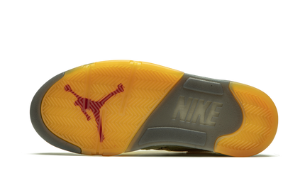 Witte Air Jordan 5 Retro SP schoenen met Off-White details, zichtbaar met witte en zwarte accenten en kenmerkende stijl.