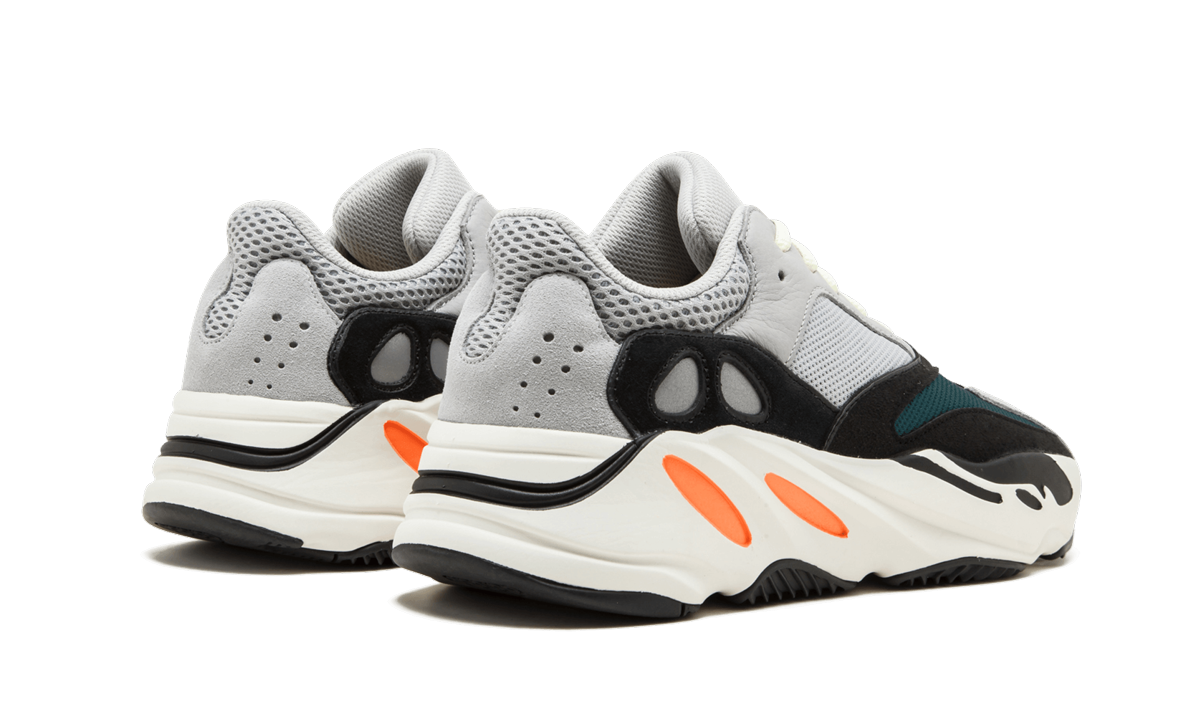 Witte en grijze Yeezy Boost 700 schoenen met witte zool en sportieve uitstraling, geschikt voor casual draagstijl.