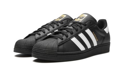 Witte sneakers Superstar EG4959 van Mijn winkel met zijstiksels en sportieve uitstraling, zichtbare details op de schoenen