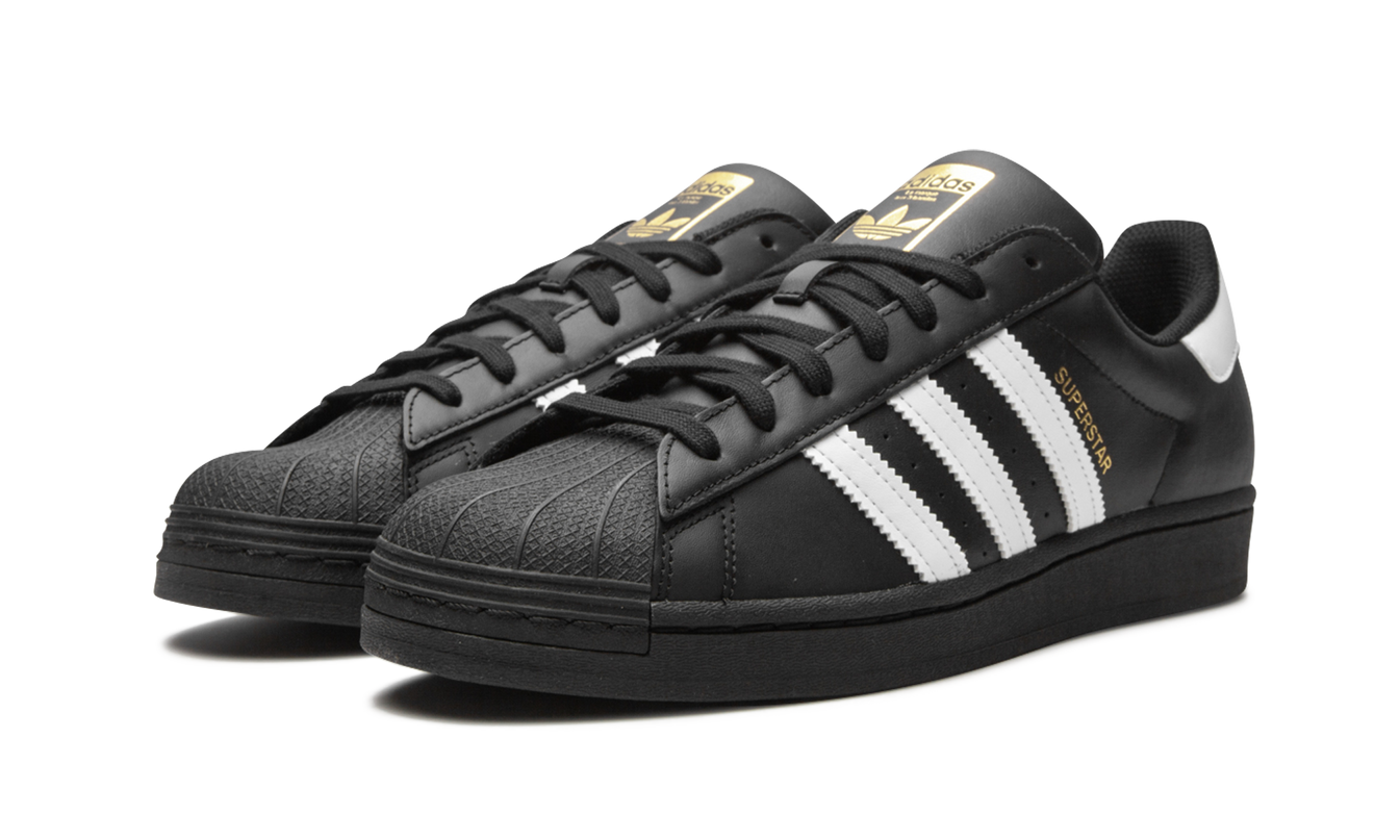 Witte sneakers Superstar EG4959 van Mijn winkel met zijstiksels en sportieve uitstraling, zichtbare details op de schoenen