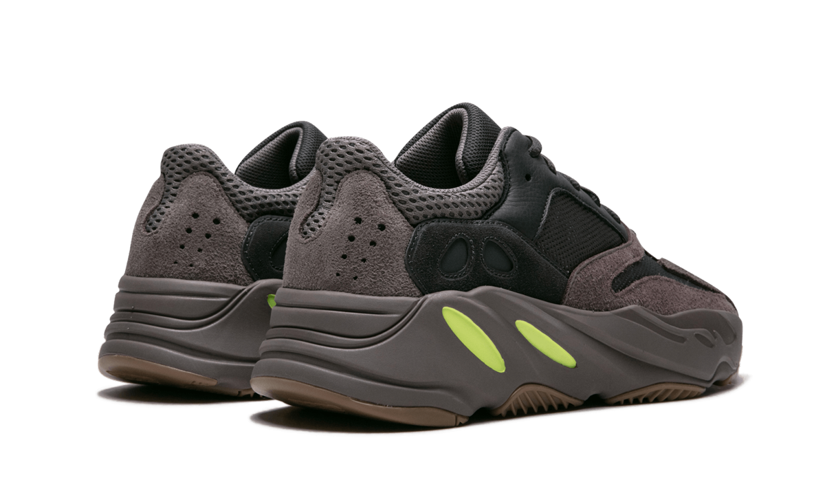 Zeer gedetailleerde afbeelding van de Yeezy Boost 700 "Mauve" schoenen, met roze en grijze tinten en een sportieve uitstraling.