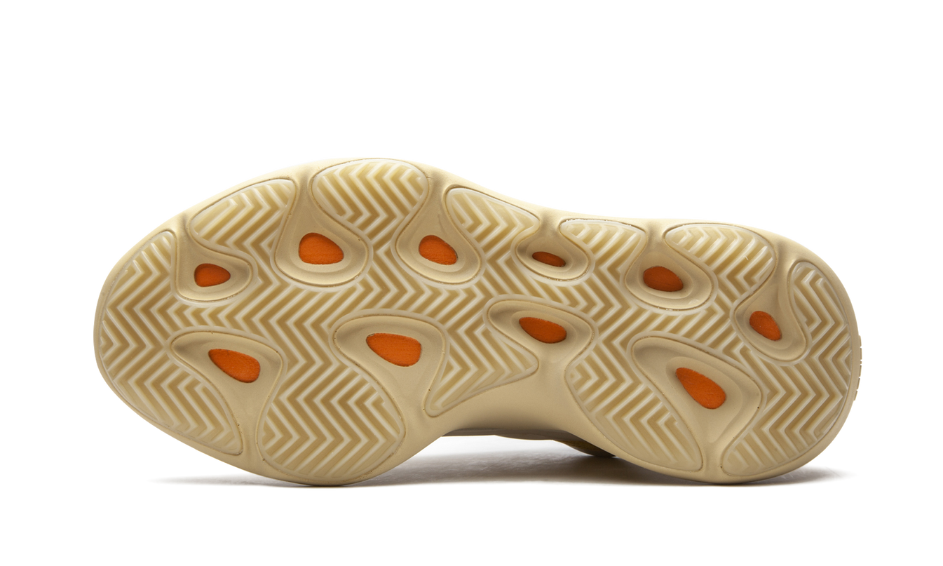 Witte Yeezy 700 V3 "Safflower" sneakers van Mijn winkel, close-up van de schoen met oranje en grijze details.