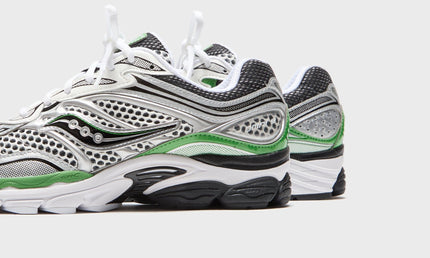 Roze en groene Saucony ProGrid Omni 9 sneakers met zilveren details, ontworpen voor comfort en prestaties.