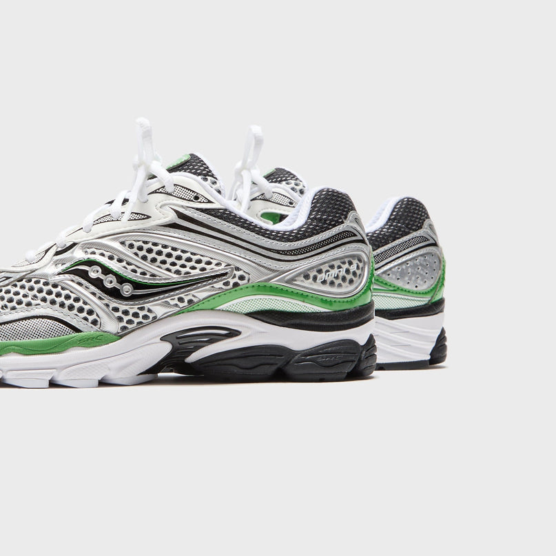 Roze en groene Saucony ProGrid Omni 9 sneakers met zilveren details, ontworpen voor comfort en prestaties.
