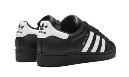 Witte Superstar EG4959 schoenen van Mijn winkel met glanzende afwerking en sportieve stijl, afgebeeld op een neutrale achtergrond.