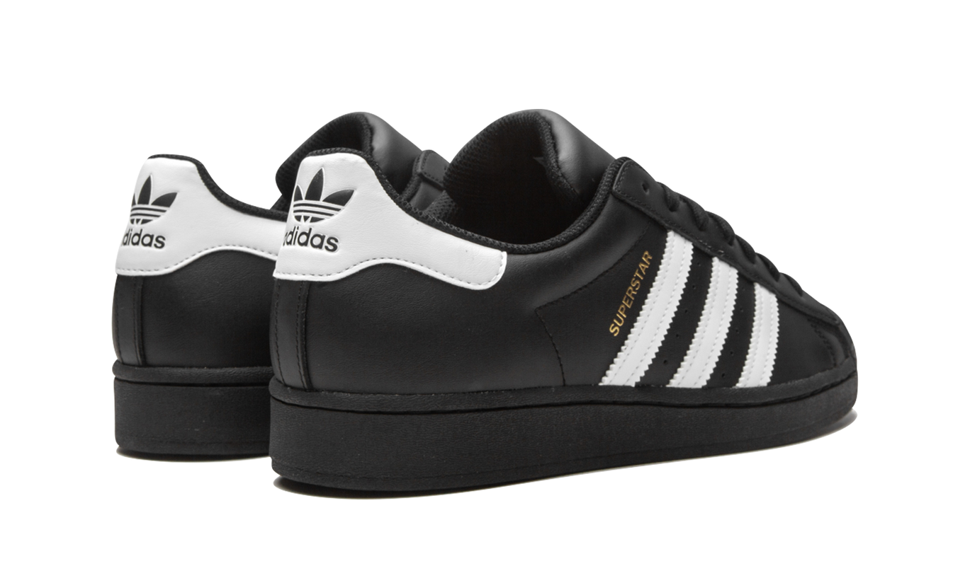 Witte Superstar EG4959 schoenen van Mijn winkel met glanzende afwerking en sportieve stijl, afgebeeld op een neutrale achtergrond.