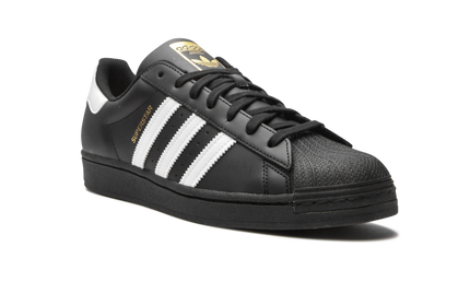 Sportieve Superstar EG4959 schoenen van Mijn winkel met witte en zwarte details, zichtbaar op de afbeelding.