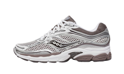 Witte en bruine Saucony ProGrid Omni 9 sneakers met witte details en zwarte zolen, ontworpen voor comfortabele hardloopprestaties.