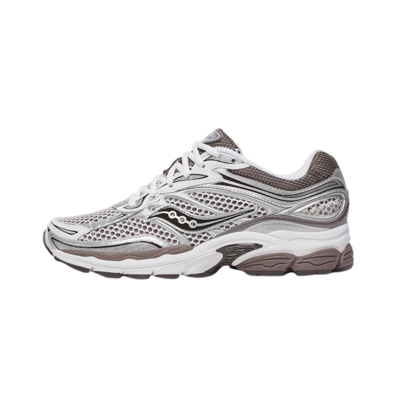 Witte en bruine Saucony ProGrid Omni 9 sneakers met witte details en zwarte zolen, ontworpen voor comfortabele hardloopprestaties.