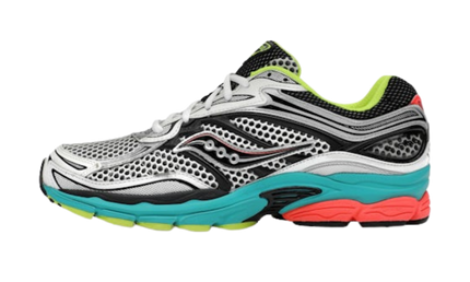 Zilveren Saucony ProGrid Omni 9 sneakers van CAPE EXCLUSIVES met sportieve details en wit-zilveren ontwerp.