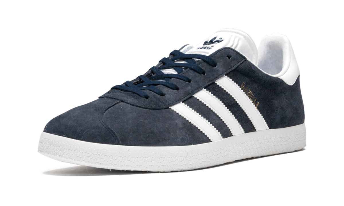 Donkerblauwe Adidas Gazelle schoenen met witte zool en merkdetails, geschikt voor casual en sportieve outfits.