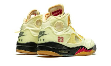 Witte Air Jordan 5 Retro SP schoenen met Off-White details, zichtbaar met wit en beige tinten en kenmerkende designaccenten.