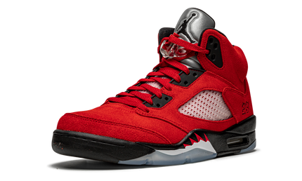 Zwarte Air Jordan 5 Retro "Raging Bull 2021" sneakers met rode details en witte zool, zichtbaar van de zijkant.