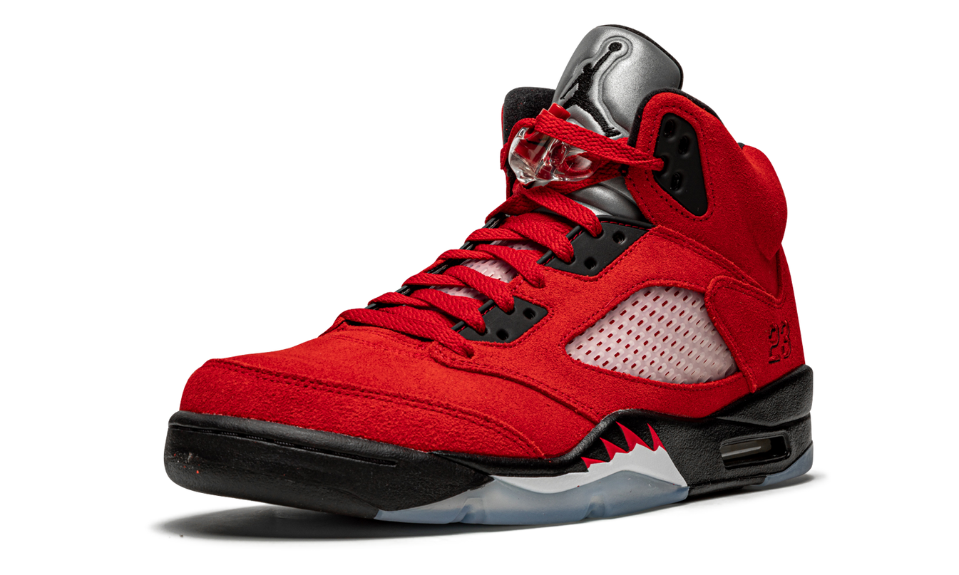 Zwarte Air Jordan 5 Retro "Raging Bull 2021" sneakers met rode details en witte zool, zichtbaar van de zijkant.