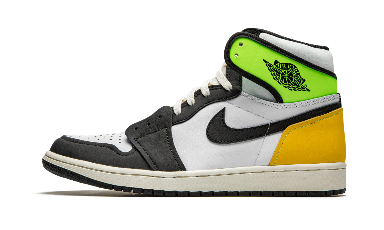 Witte en goudkleurige Air Jordan 1 Retro High OG sneakers met gouden accenten en groene voering, zichtbaar in close-up afbeelding