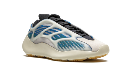 Witte en blauwe Yeezy 700 V3 "Kyanite" sportschoenen van Mijn winkel, close-up van de sneaker met gedetailleerd ontwerp